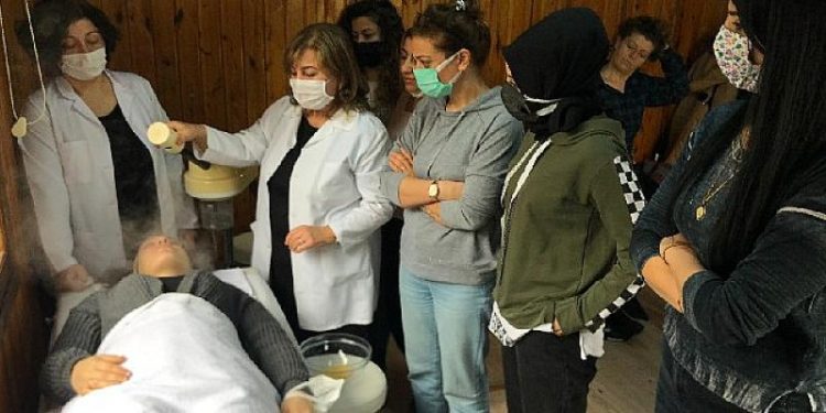 Güzelleşirken meslek öğreniyorlar