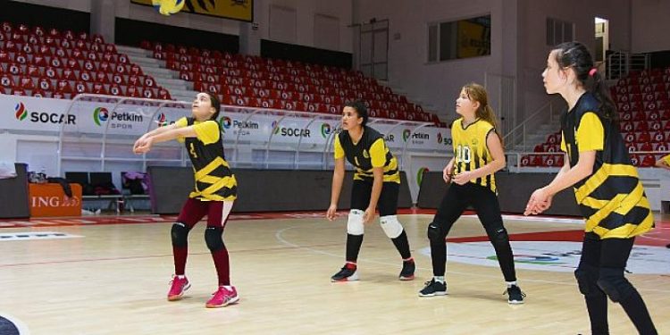 Aliağa’nın Mini Voleybolcuları Başarılarına Yenisi Ekledi
