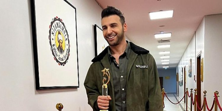 Emre Kaya, yine “Yılın En İyi Erkek Sanatçısı