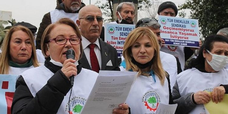 İzmir’de emeklilerden zam isyanı: Sokağa indiler, faturaları yaktılar