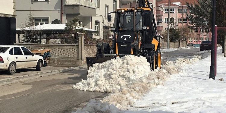 Karaman Belediyesi’nin Kar Temizliği Hafta Sonu da Sürdü