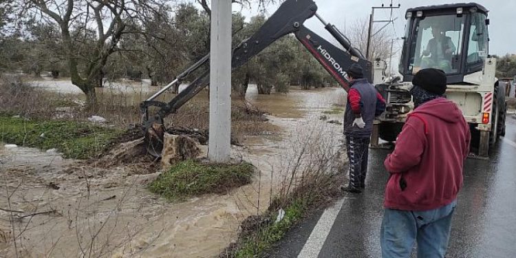 Mağdur Olan Çiftliklere Belediye Yetişti