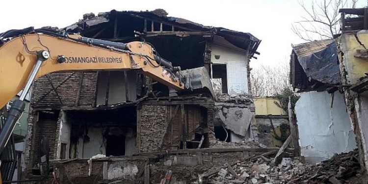 Tehlike Arz Eden Metruk Bina Yıkıldı