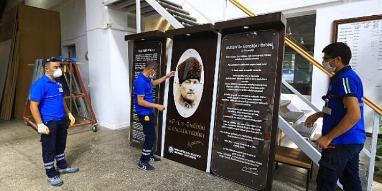 Büyükşehir’den mahalle ile okullara Atatürk büstü ve Şeref Köşesi