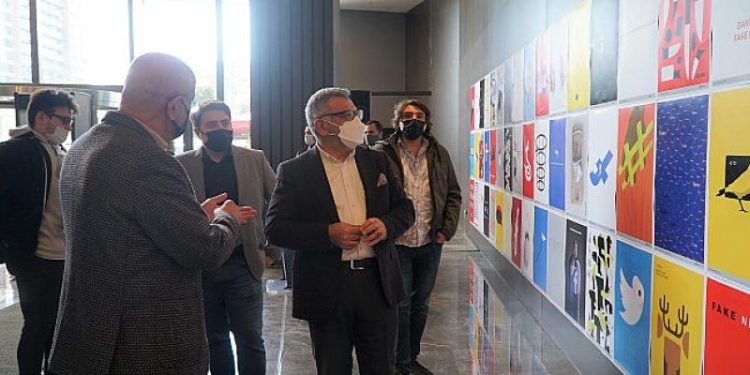 ‘Fake News’ afiş sergisi İstinye Üniversitesi’nde ziyarete açıldı