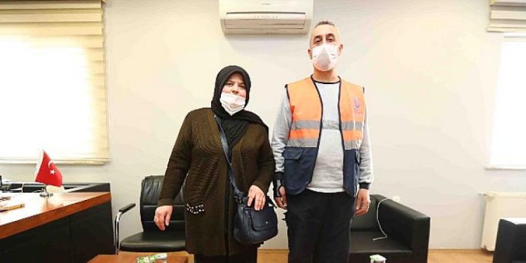 Temizlik işçisi çöpte bulduğu altınları sahibine teslim etti