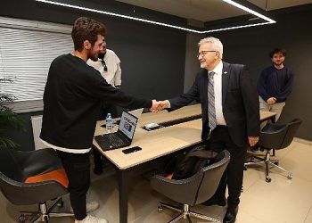 Başkan Erdem’den ders çalışan öğrencilere sürpriz