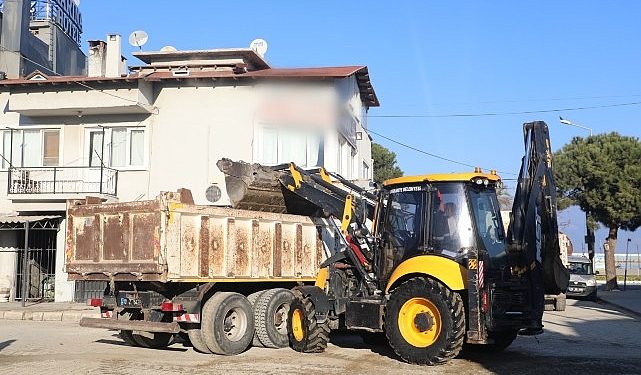 Burhaniye’de Yol Yapımı Devam Ediyor