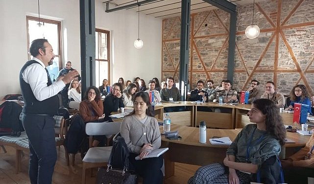 Genç elçiler İzmir’in geleceği için proje üretiyor